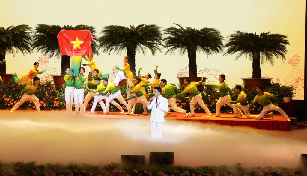 Các nghệ sĩ trẻ tự hào cất tiếng hát khai mạc Đại hội Đảng bộ TP Hà Nội