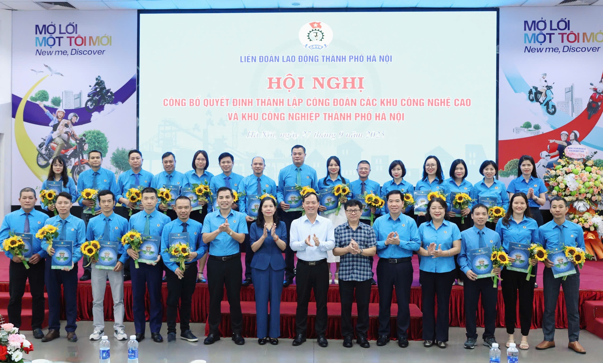 Các đại biểu chúc mừng Ban Chấp hành Công đoàn các KCNC&KCN thành phố Hà Nội