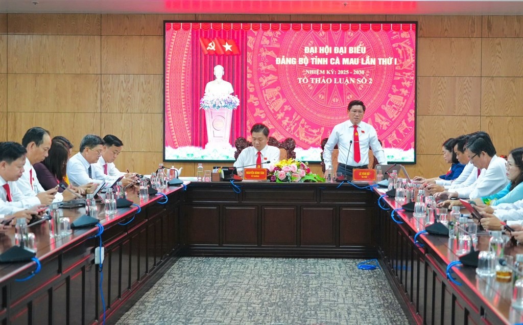 Phó Chủ tịch UBND tỉnh Lê Văn Sử phát biểu tại Tổ thảo luận số 2 Phó Chủ tịch UBND tỉnh Lê Văn Sử phát biểu tại Tổ thảo luận số 2