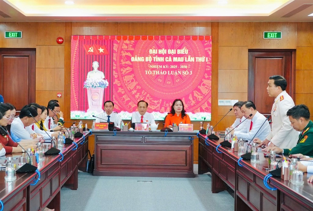 Đại biểu thảo luận tại Tổ thảo luận số 3 Đại biểu thảo luận tại Tổ thảo luận số 3