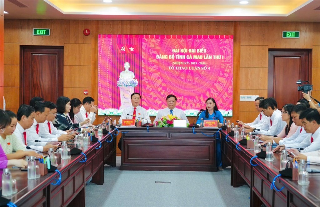 Chủ tịch UBND tỉnh Cà Mau Phạm Thành Ngại tại Tổ thảo luận số 4 Chủ tịch UBND tỉnh Cà Mau Phạm Thành Ngại tại Tổ thảo luận số 4