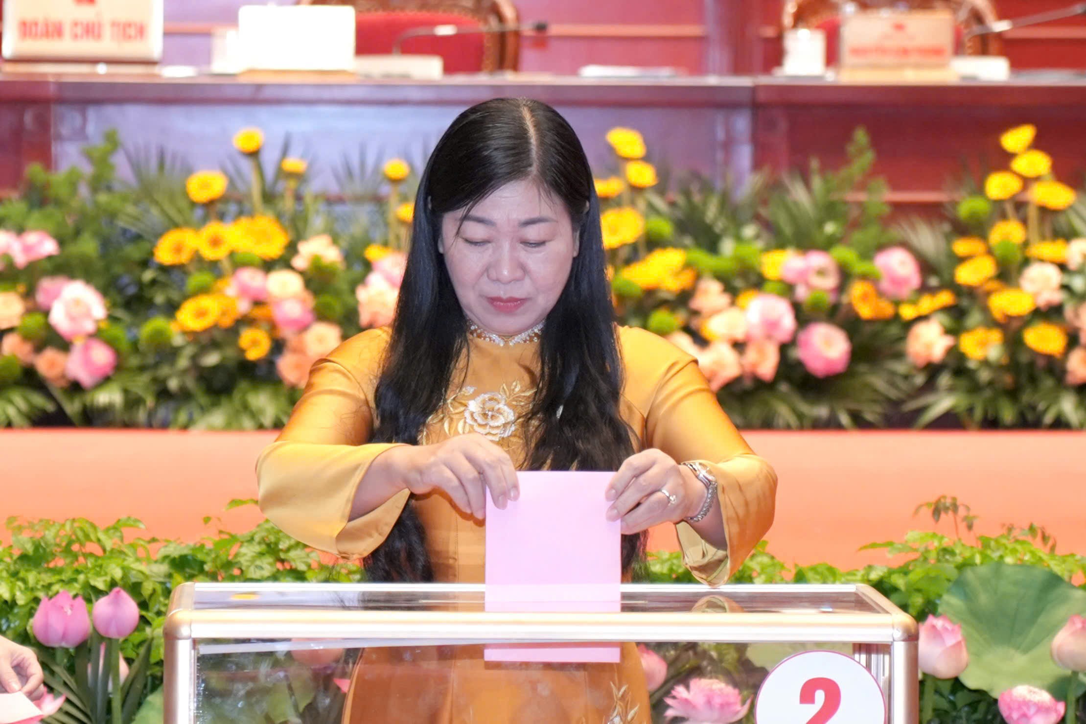 Đồng chí Bùi Thị Minh Hoài trúng cử Ban Chấp hành Đảng bộ TP Hà Nội khóa XVIII với số phiếu cao nhất