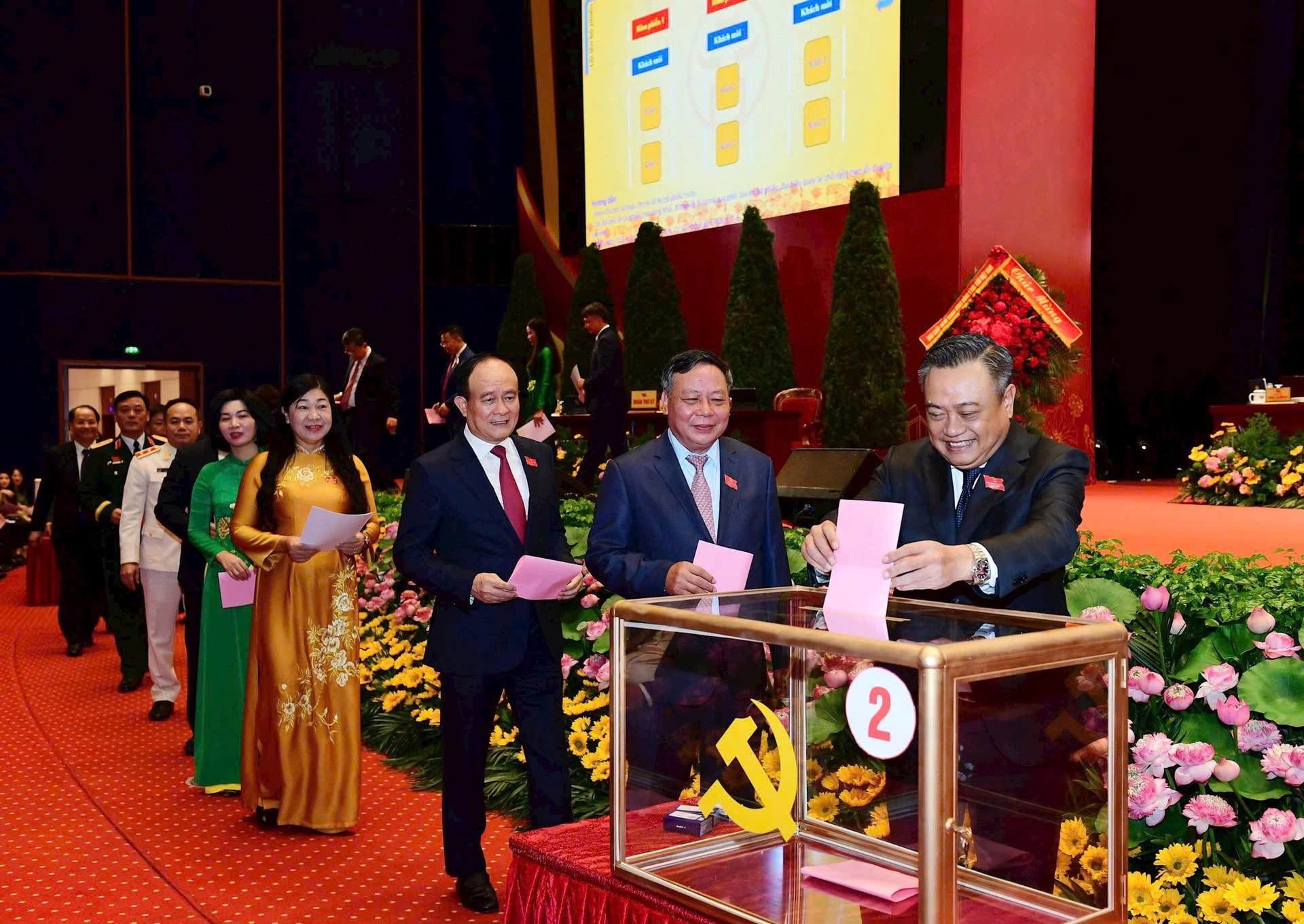 Đồng chí Bùi Thị Minh Hoài trúng cử Ban Chấp hành Đảng bộ TP Hà Nội khóa XVIII với số phiếu cao nhất