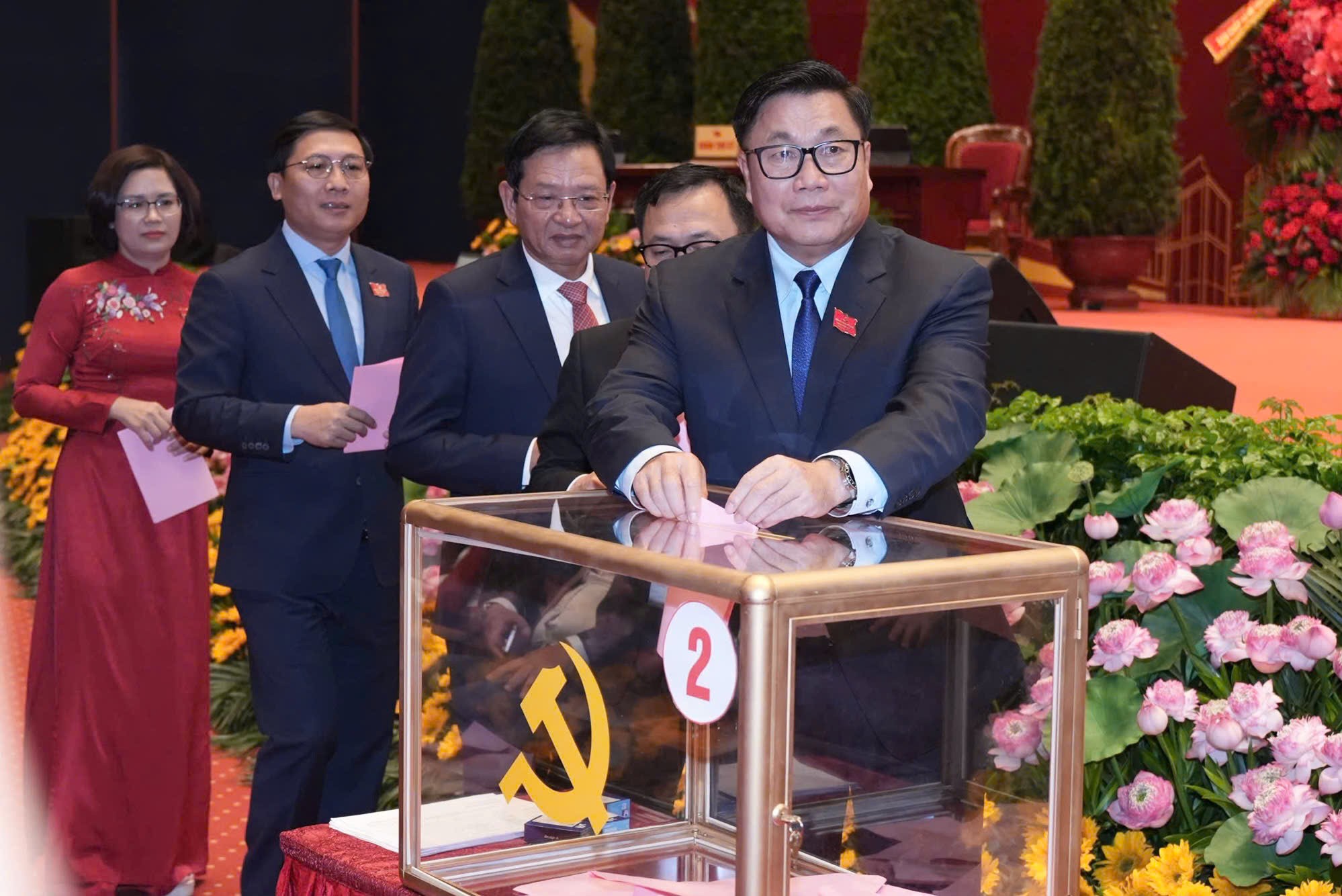 Các đại biểu bỏ phiếu bầu Ban Chấp hành Đảng bộ thành phố nhiệm kỳ 2025-2030.