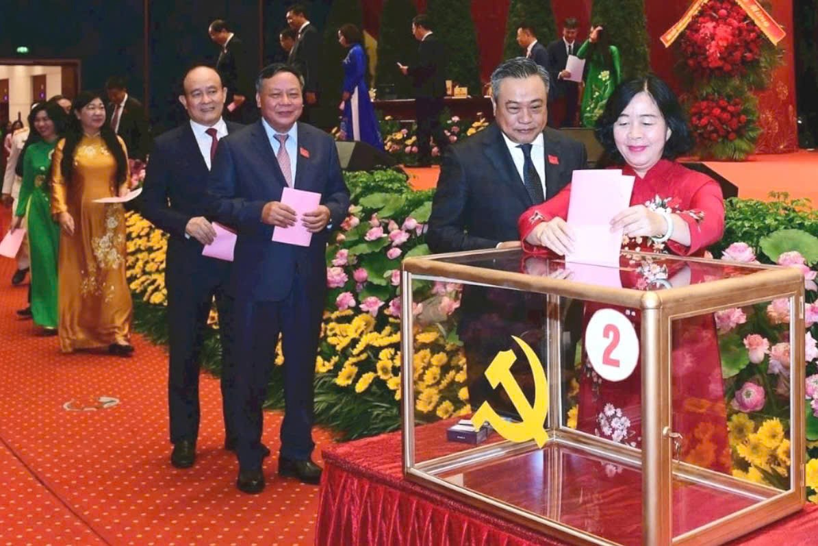 Bí thư Thành ủy Hà Nội Bùi Thị Minh Hoài và các đồng chí Thường trực Thành ủy Hà Nội tiến hành bỏ phiếu