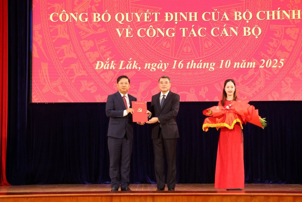 Ủy viên Bộ Chính trị, Bí Thư Trung ương Đảng, Trưởng Ban Tổ chức Trung ương Lê Minh Hưng trao Quyết định cho đồng chí Lương Nguyễn Minh Triết