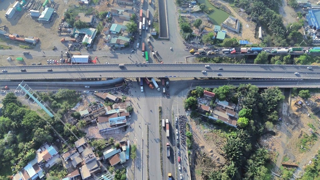 Khởi công từ năm 2016, nút giao Mỹ Thủy gồm hai hợp phần xây lắp (1.826 tỷ đồng) và bồi thường, giải phóng mặt bằng (1.623 tỷ đồng), tổng vốn hơn 3.400 tỷ đồng. Sau gần 9 năm, dự án nhiều lần trễ hẹn do vướng mặt bằng và thiếu đồng bộ trong triển khai.