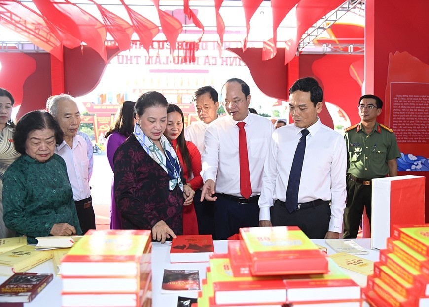 Các đại biểu tham quan triển lãm thành tựu kinh tế-xã hội tỉnh Cà Mau giai đoạn 2020-2025. Các đại biểu tham quan triển lãm thành tựu kinh tế-xã hội tỉnh Cà Mau giai đoạn 2020-2025.