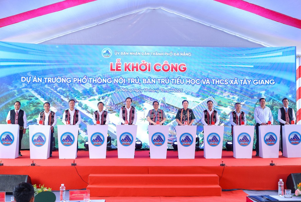 hủ tướng Phạm Minh Chính và đại biểu thực hiện nghi thức khởi công.