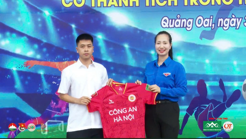 Đoàn xã Quảng Oai tiếp nhận áo thi đấu có chữ ký của các cầu thủ CLB Công an Hà Nội – món quà đặc biệt gửi tặng chương trình “Cùng em đến trường”, lan tỏa tinh thần sẻ chia và khích lệ học sinh có hoàn cảnh khó khăn.