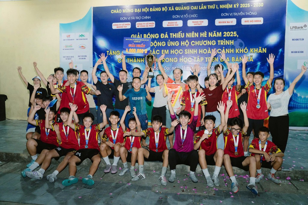 Khoảnh khắc hạnh phúc của các cầu thủ trẻ khi cùng Ban Tổ chức nâng cao chiếc cúp vô địch – biểu tượng của niềm tin và nỗ lực vượt khó.