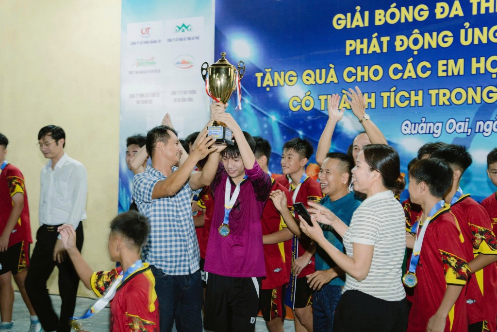 Các cầu thủ trẻ xã Quảng Oai hân hoan đón nhận Cúp vô địch và phần thưởng 4.000.000 đồng sau những trận cầu gay cấn, kịch tính.