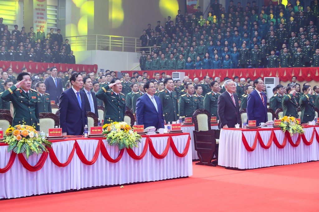 Thủ tướng Phạm Minh Chính và các đại biểu thực hiện nghi lễ chào cờ - Ảnh: VGP/Nhật Bắc Thủ tướng Phạm Minh Chính và các đại biểu thực hiện nghi lễ chào cờ - Ảnh: VGP/Nhật Bắc