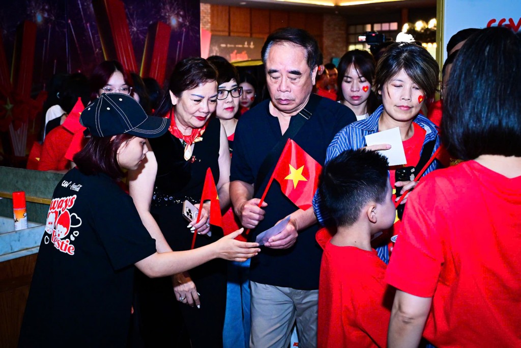 Những khán giả đầu tiên với tấm vé trong tay vào xem phim