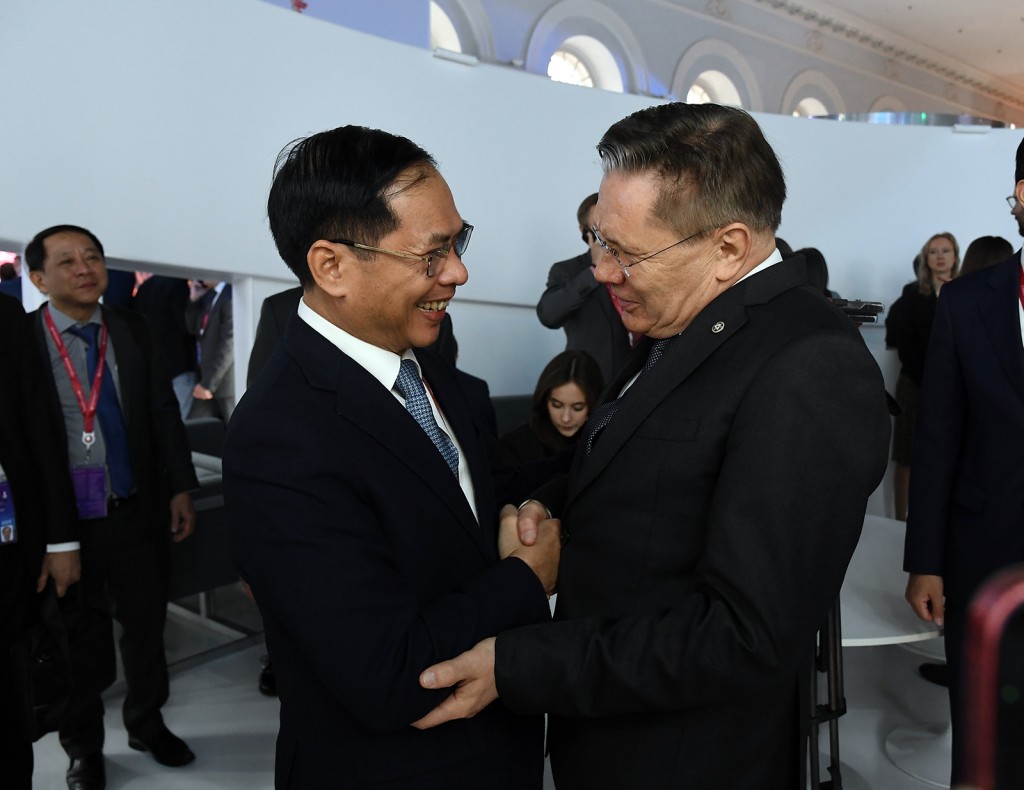 Phó Thủ tướng Chính phủ Bùi Thanh Sơn tiếp ông Likhachev, Tổng Giám đốc Rosatom - Ảnh: VGP/Hải Minh Phó Thủ tướng Chính phủ Bùi Thanh Sơn tiếp ông Likhachev, Tổng Giám đốc Rosatom - Ảnh: VGP/Hải Minh