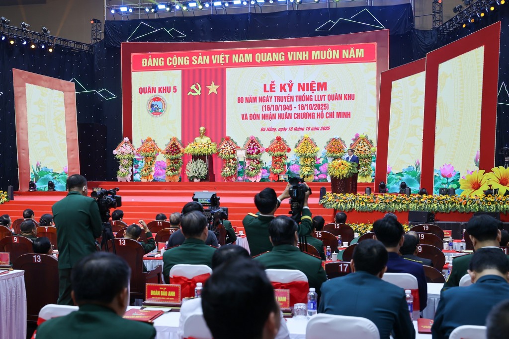 Thủ tướng Phạm Minh Chính khẳng định, trong suốt 80 năm chiến đấu, xây dựng và trưởng thành, lực lượng vũ trang Quân khu 5 luôn trung thành tuyệt đối với Đảng, với Tổ quốc, với nhân dân - Ảnh: VGP/Nhật Bắc Thủ tướng Phạm Minh Chính khẳng định, trong suốt 80 năm chiến đấu, xây dựng và trưởng thành, lực lượng vũ trang Quân khu 5 luôn trung thành tuyệt đối với Đảng, với Tổ quốc, với nhân dân - Ảnh: VGP/Nhật Bắc