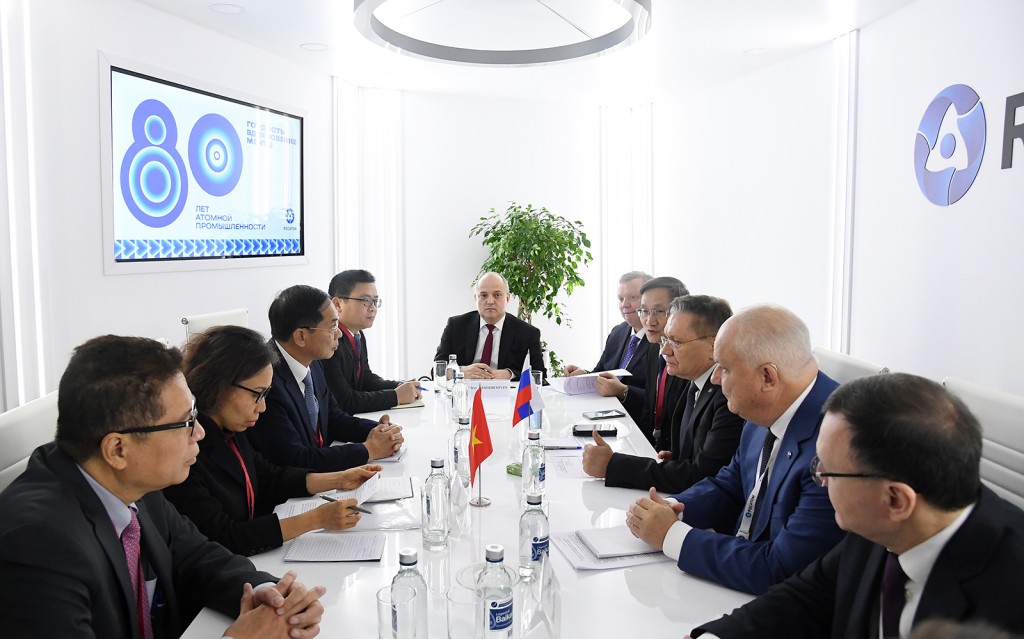 Phó Thủ tướng Chính phủ Bùi Thanh Sơn trao đổi với ông Likhachev, Tổng Giám đốc Rosatom - Ảnh: VGP/Hải Minh Phó Thủ tướng Chính phủ Bùi Thanh Sơn trao đổi với ông Likhachev, Tổng Giám đốc Rosatom - Ảnh: VGP/Hải Minh