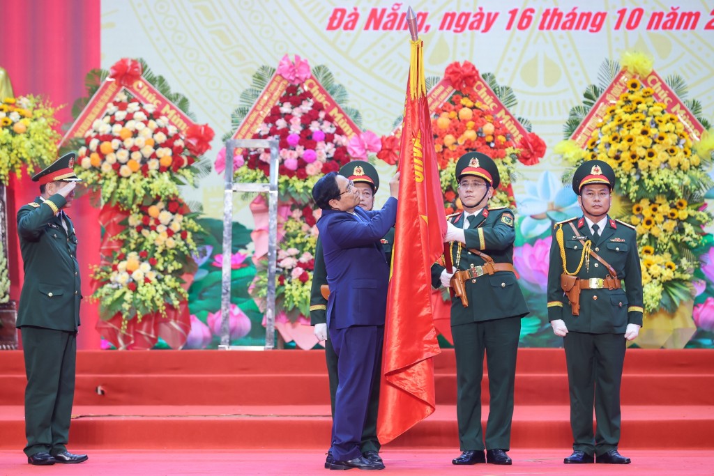 Thủ tướng Phạm Minh Chính gắn Huân chương Hồ Chí Minh lên Cờ truyền thống của Quân khu 5 - Ảnh: VGP/Nhật Bắc Thủ tướng Phạm Minh Chính gắn Huân chương Hồ Chí Minh lên Cờ truyền thống của Quân khu 5 - Ảnh: VGP/Nhật Bắc
