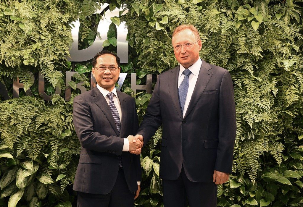 Phó Thủ tướng Chính phủ Bùi Thanh Sơn tiếp ông Kudriashov, Tổng Giám đốc Zarubezheft - Ảnh: VGP/Hải Minh Phó Thủ tướng Chính phủ Bùi Thanh Sơn tiếp ông Kudriashov, Tổng Giám đốc Zarubezheft - Ảnh: VGP/Hải Minh