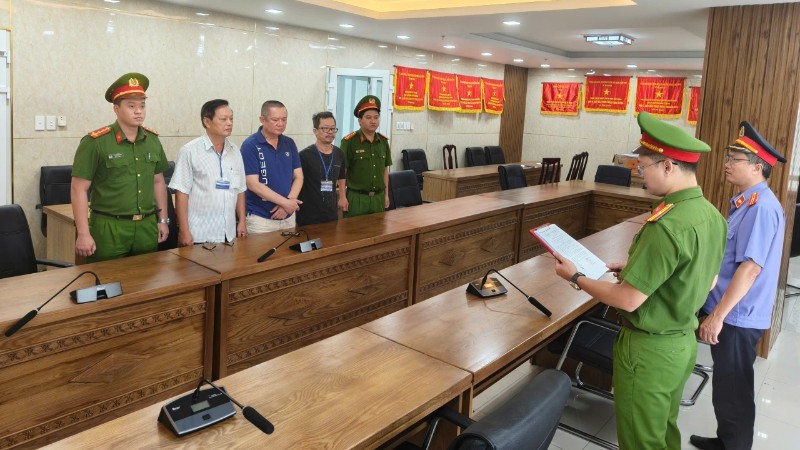 Công an TP Đà Nẵng tống đạt quyết định khởi tố bị can đối với 3 lãnh đạo Công ty Cổ phẩn Hải Vân Long