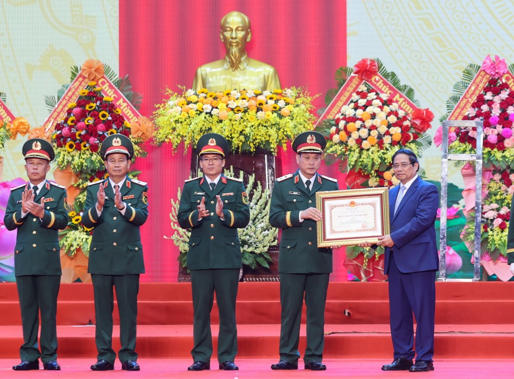 Thủ tướng Phạm Minh Chính trao Huân chương Hồ Chí Minh (lần thứ ba) cho Lực lượng vũ trang Quân khu 5 - Ảnh: VGP/Nhật Bắc Thủ tướng Phạm Minh Chính trao Huân chương Hồ Chí Minh (lần thứ ba) cho Lực lượng vũ trang Quân khu 5 - Ảnh: VGP/Nhật Bắc