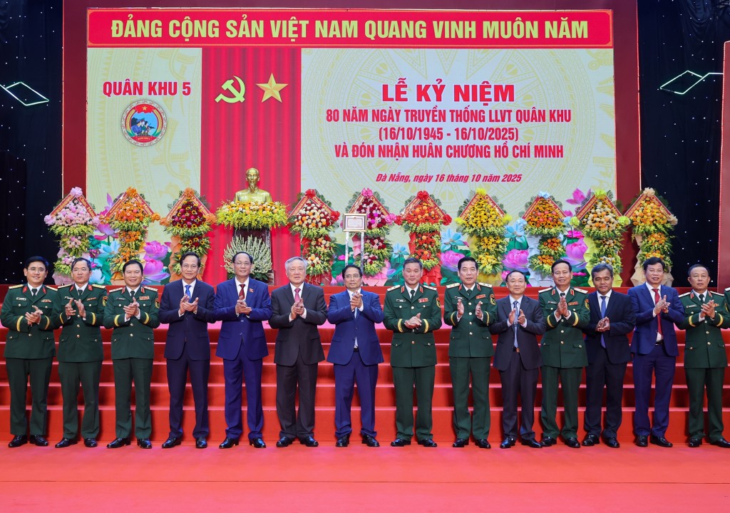 Thủ tướng, Phó Thủ tướng Thường trực Chính phủ Nguyễn Hòa Bình chụp ảnh cùng các đại biểu - Ảnh: VGP/Nhật Bắc Thủ tướng, Phó Thủ tướng Thường trực Chính phủ Nguyễn Hòa Bình chụp ảnh cùng các đại biểu - Ảnh: VGP/Nhật Bắc