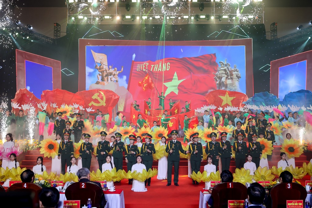 Chường trình nghệ thuật tại buổi lễ - Ảnh: VGP/Nhật Bắc Chường trình nghệ thuật tại buổi lễ - Ảnh: VGP/Nhật Bắc