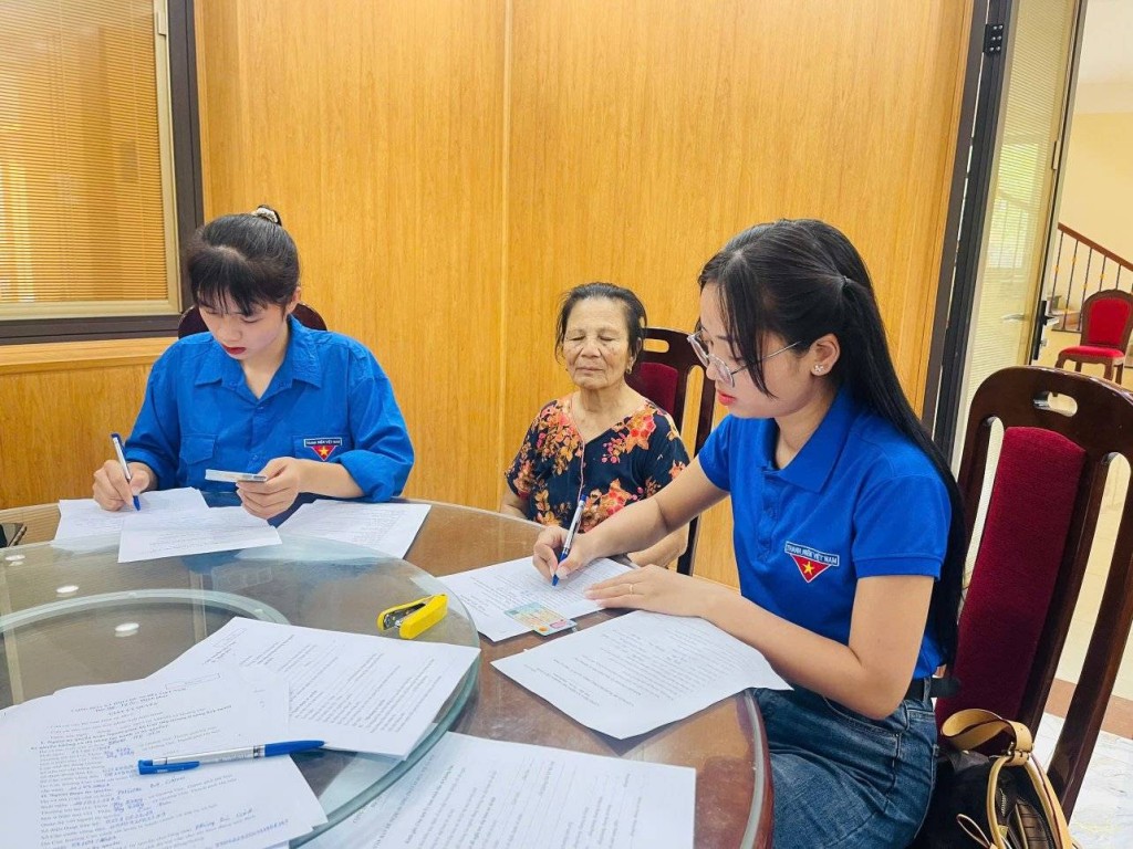 Đoàn viên thanh niên xã Quảng Oai tận tình giúp người dân hoàn thiện thủ tục hành chính, thể hiện tinh thần phục vụ Nhân dân và xây dựng chính quyền gần dân, vì dân.