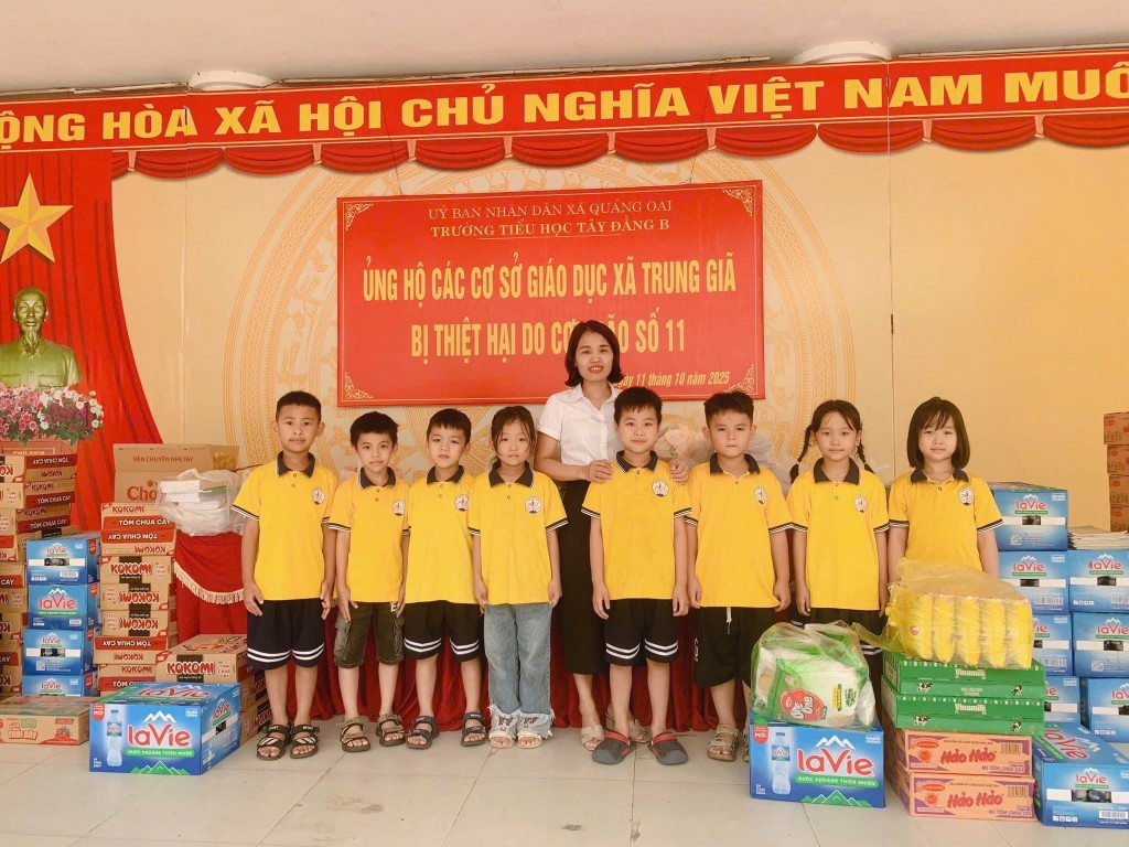Đại diện phụ huynh, giáo viên Trường Tiểu học Tây Đằng B trao quà hỗ trợ gồm quần áo, chăn màn, nước uống và đồ dùng thiết yếu gửi tới học sinh vùng bị ảnh hưởng bởi bão.