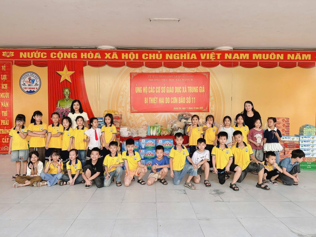 Thầy cô và học sinh Trường Tiểu học Tây Đằng B hưởng ứng phong trào “Hướng về miền Trung thân yêu”, góp phần lan tỏa tinh thần tương thân tương ái trong cộng đồng.