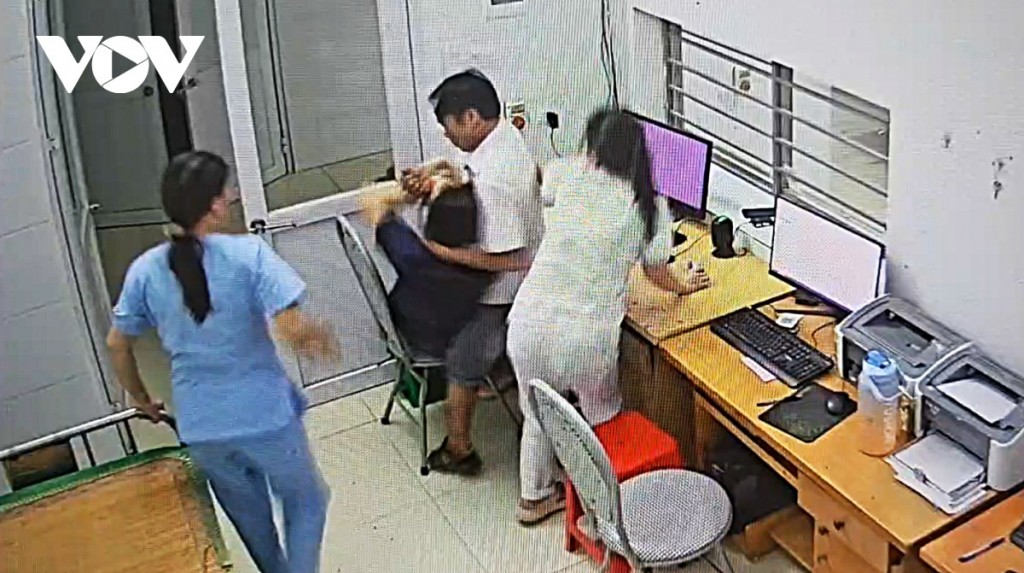 Đối tượng Lê Văn Hòa hành hung bác sỹ tại Khoa khám bệnh. Ảnh: Cắt từ video Đối tượng Lê Văn Hòa hành hung bác sỹ tại Khoa khám bệnh. Ảnh: Cắt từ video