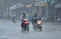 Hà Nội ngày nắng, chiều tối và đêm có mưa rào và dông vài nơi