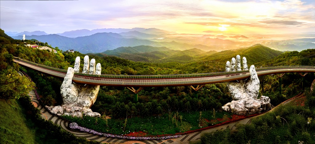 Đón bình minh trên Cầu Vàng là khoảnh khắc rất lãng mạn. Đón bình minh trên Cầu Vàng là khoảnh khắc rất lãng mạn.