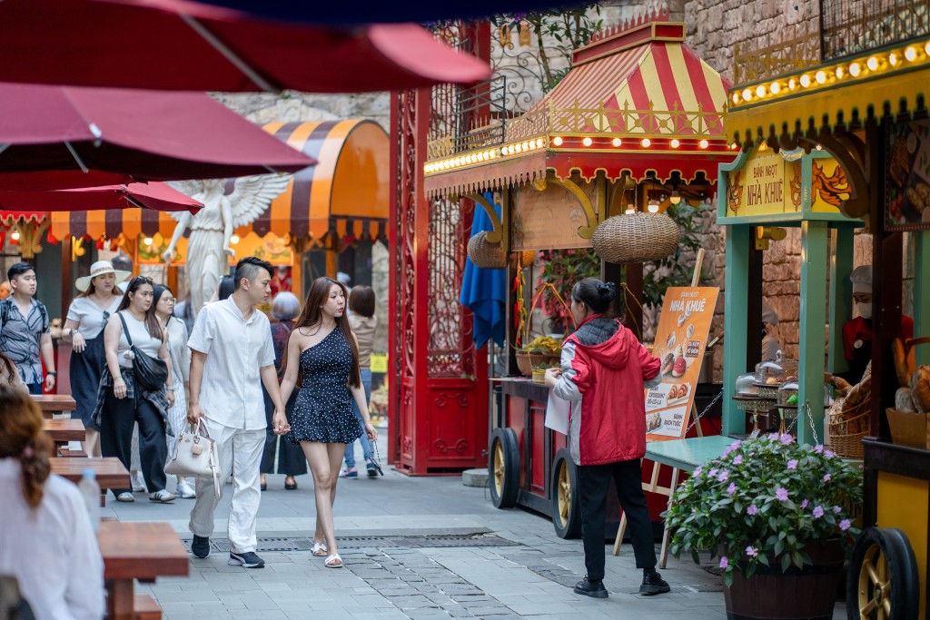 Chợ chiều Bà Nà là điểm đến lý tưởng cho một bữa “lót dạ” ấm áp trước khi tiếp tục “quẩy tung” Bà Nà về đêm. Chợ chiều Bà Nà là điểm đến lý tưởng cho một bữa “lót dạ” ấm áp trước khi tiếp tục “quẩy tung” Bà Nà về đêm.