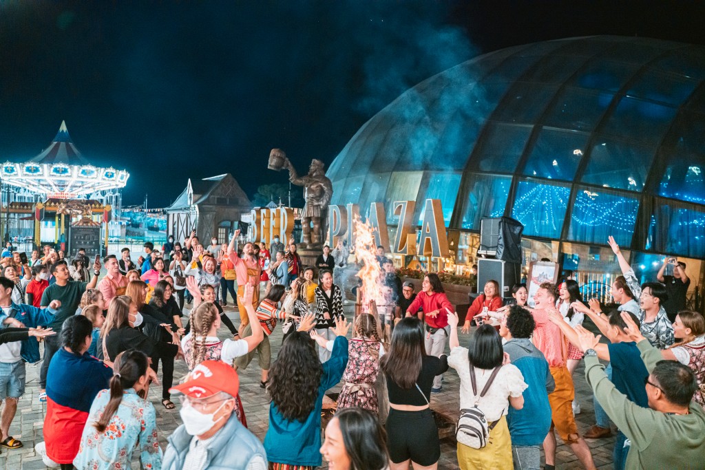 Không khí sôi động tại Bà Nà Hills vào ban đêm. Không khí sôi động tại Bà Nà Hills vào ban đêm.