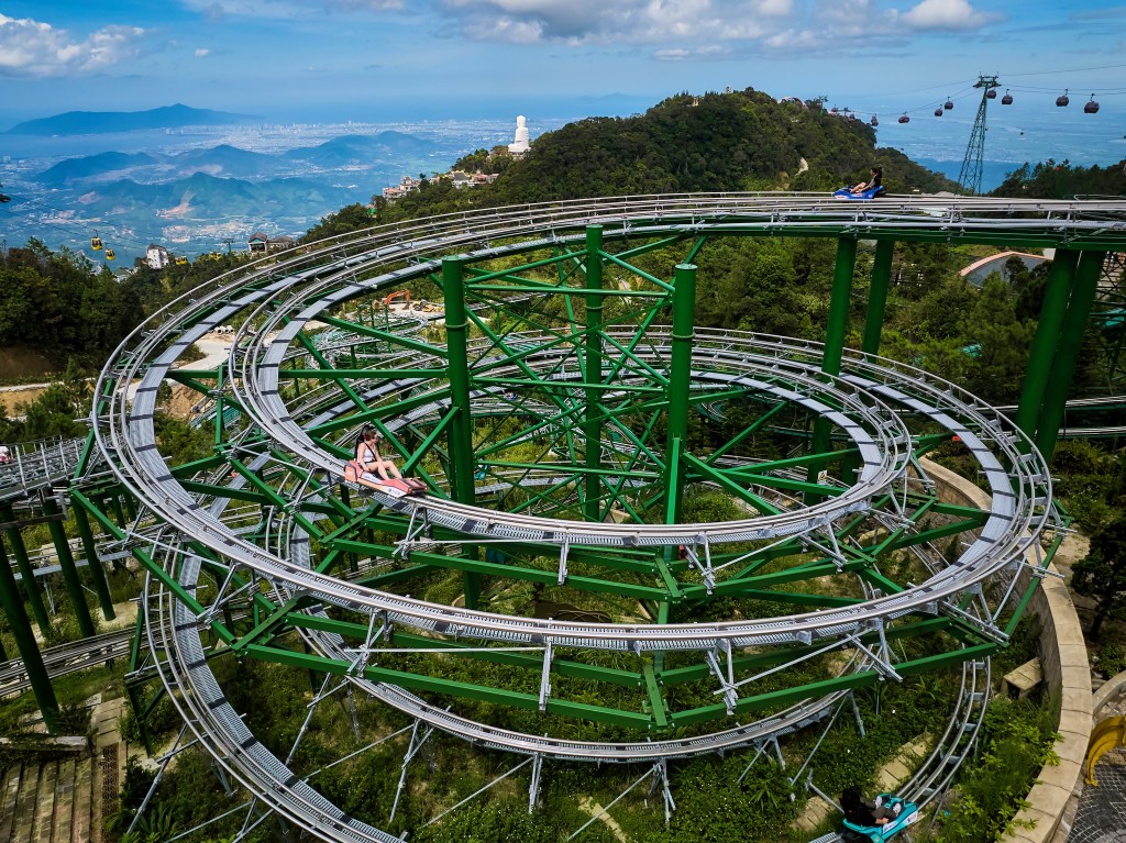 Máng trượt siêu tốc là trò chơi hấp dẫn bậc nhất tại Bà Nà. Máng trượt siêu tốc là trò chơi hấp dẫn bậc nhất tại Bà Nà.