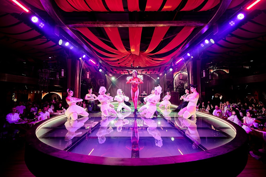 Show “After Glow” đầy đam mê và hào nhoáng. Show “After Glow” đầy đam mê và hào nhoáng.