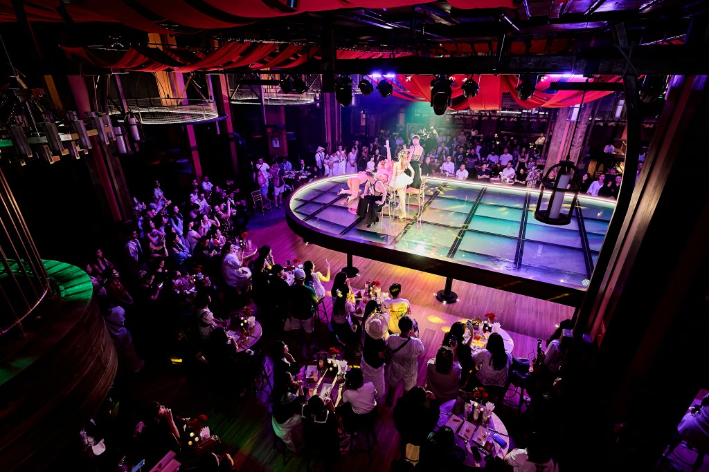 Du khách “bùng nổ” với show “After Glow”. Du khách “bùng nổ” với show “After Glow”.