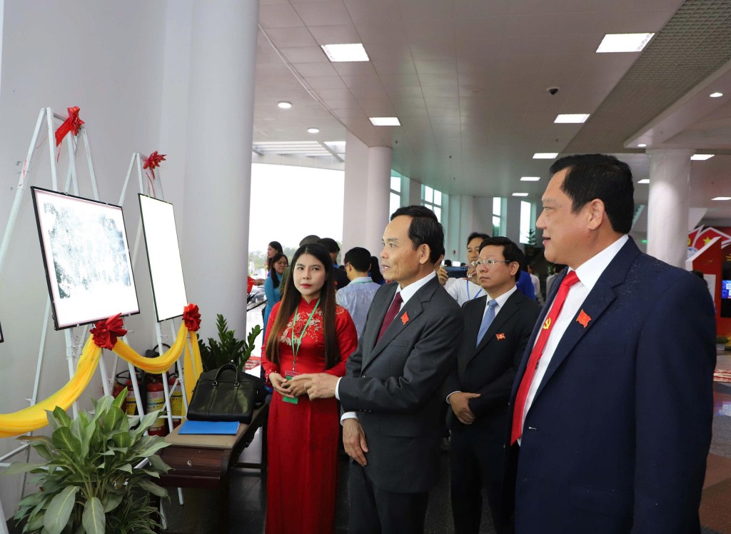 Đồng chí Trần Lưu Quang tham quan một số hình ảnh về tỉnh Cà Mau qua các thời kỳ. 