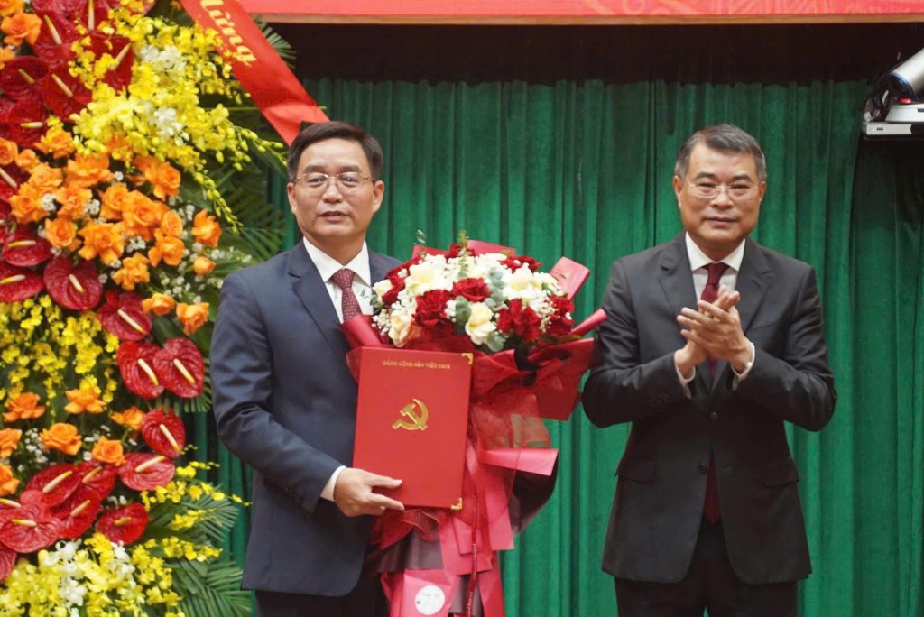 Ông Lê Minh Hưng, Ủy viên Bộ Chính trị, Bí thư Trung ương Đảng, Trưởng ban Tổ chức Trung ương trao quyết định của Bộ Chính trị cho ông Nguyễn Đình Trung 