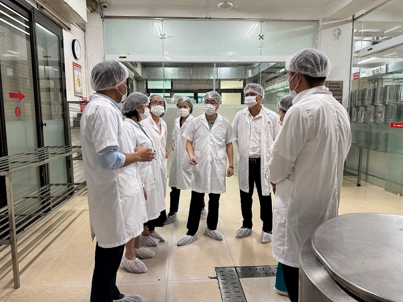 Bữa ăn bán trú an toàn từ nguồn đến bàn ở Tây Hồ Bữa ăn bán trú an toàn từ nguồn đến bàn ở Tây Hồ