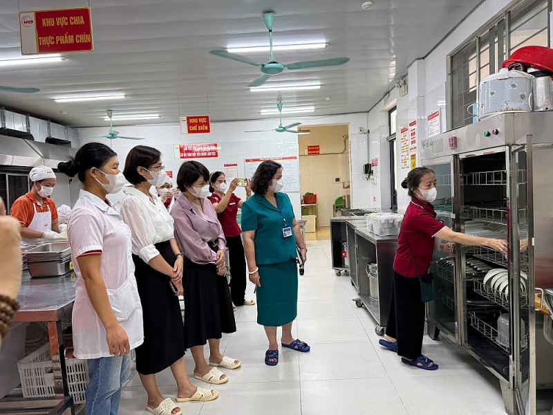 Bữa ăn bán trú an toàn từ nguồn đến bàn ở Tây Hồ Bữa ăn bán trú an toàn từ nguồn đến bàn ở Tây Hồ