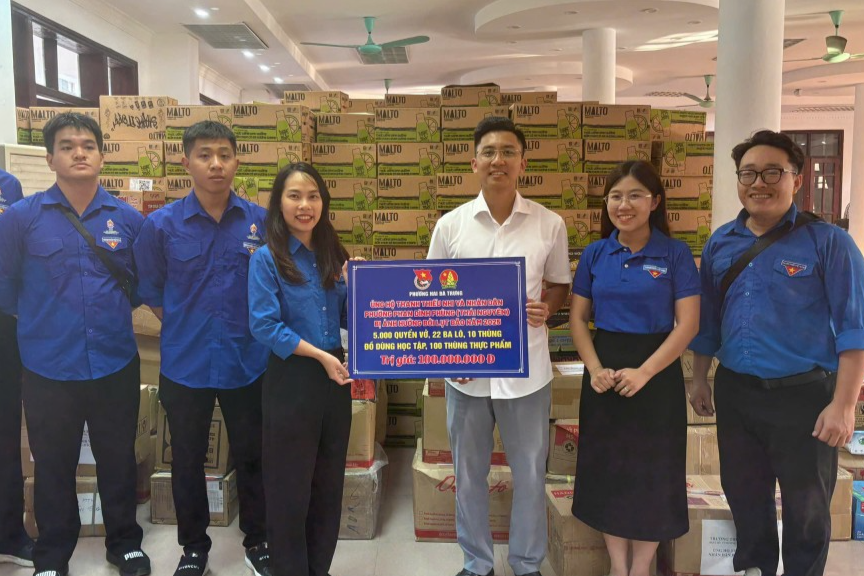 Đoàn Thanh niên phường Hai Bà Trưng trao tặng nguồn lực hỗ trợ người dân Đoàn Thanh niên phường Hai Bà Trưng trao tặng nguồn lực hỗ trợ người dân