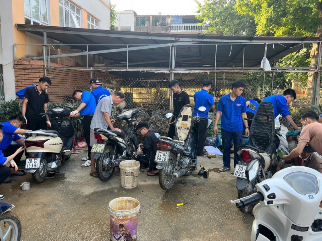 Sinh viên tình nguyện Thủ đô hỗ trợ người dân Thái Nguyên sửa xe máy Sinh viên tình nguyện Thủ đô hỗ trợ người dân Thái Nguyên sửa xe máy