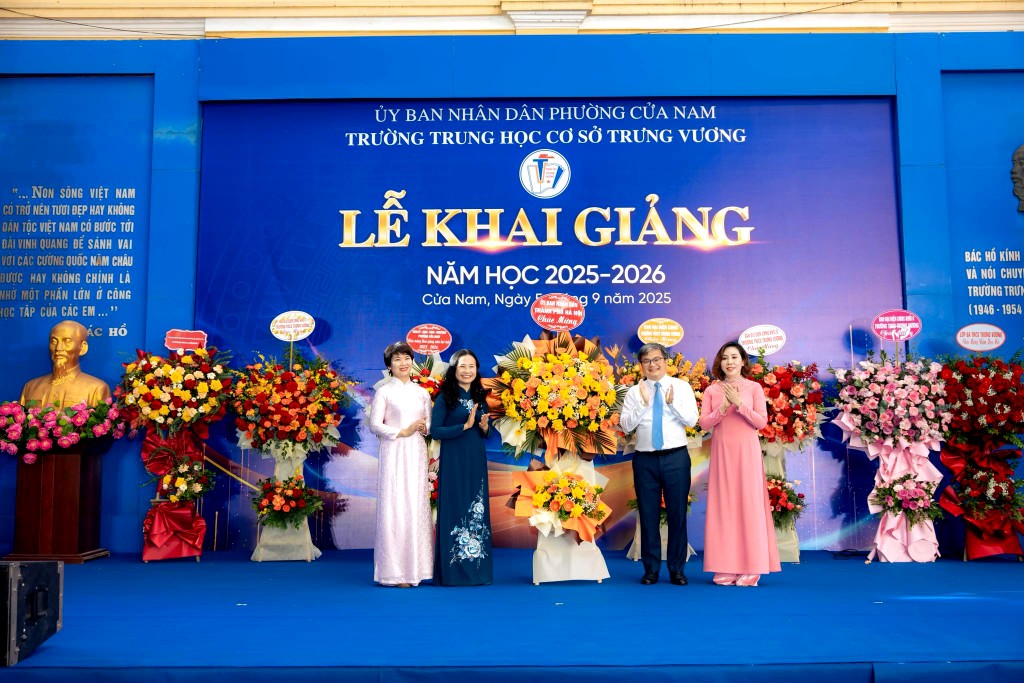 Phó Chủ tịch UBND TP Hà Nội Trương Việt Dũng tặng hoa chúc mừng cô trò trường THCS Trưng Vương nhân ngày Khai giảng năm học mới 2025 - 2026