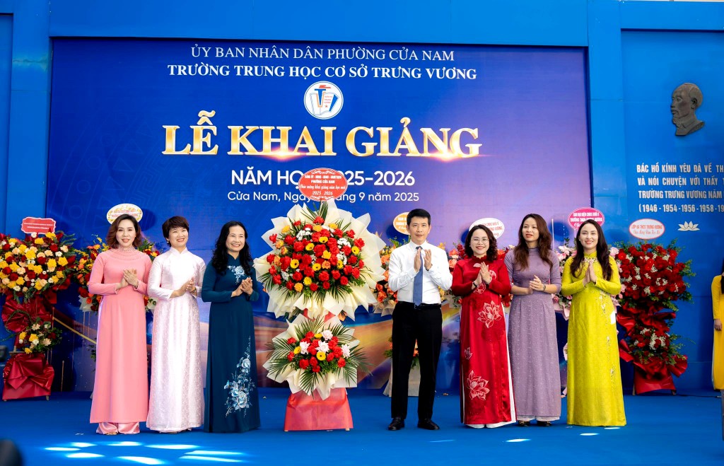 Các đồng chí lãnh đạo Đảng uỷ, UBND phường Cửa Nam chúc mừng cô trò nhà trường nhân ngày Khai giảng năm học mới