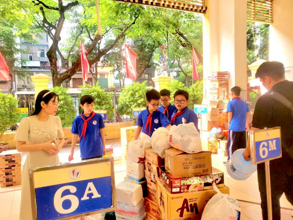 Không chỉ dạy giỏi, học giỏi, cô trò Trường THCS Trưng Vương còn tích cực tham gia các hoạt động xã hội, tích cực hưởng ứng các cuộc vận động hỗ trợ đồng bào bị thiên tai, bão lũ
