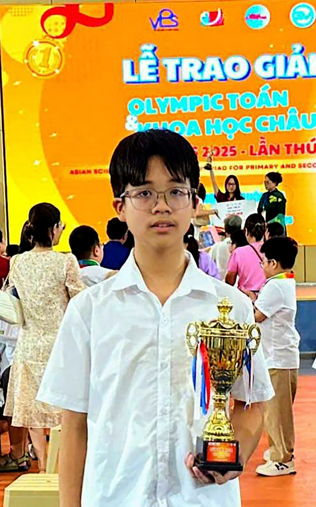 Em Lê Quang Vinh – học sinh lớp 8H Trường THCS Trưng Vương đã xuất sắc giành Cúp Vô địch Quốc gia tại kỳ thi ASMOPSS 2025 (Asian Science & Mathematics Olympiads for Primary and Secondary School). Đây là danh hiệu cao nhất cấp Quốc gia, dành cho thí sinh có điểm số dẫn đầu nhóm khối 8–9.
