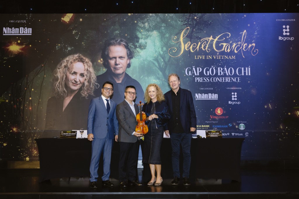 Nhóm Secret Garden tặng Ban Tổ chức cây đàn