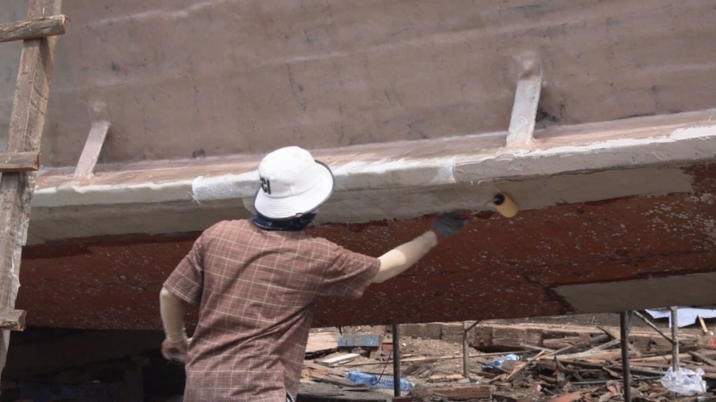 Sau những ngày cưỡi sóng, vượt gió, những con thuyền với nhiều hư hại được kéo vào bãi neo đậu để sửa chữa, sơn sửa (Ảnh Đ.Minh)